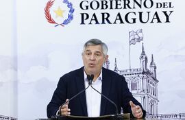 Luis Ramírez, ministro del MEC en conferencia de prensa hoy tras reunión con Santiago Peña.