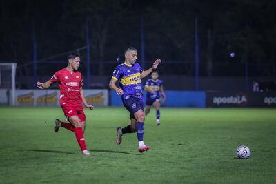 El histórico goleador, Santiago Salcedo domina el esférico ante la presencia cercana de Miguel Pereira. (Foto: APF)