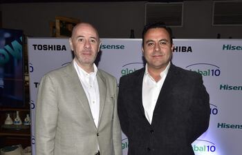Maaty Rahal, CEO de Global 10 S.A., y Percy Urdininea, director Comercial Regional de Hisense.