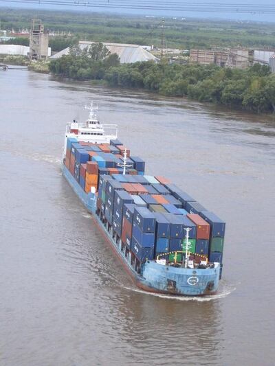 Imagen ilustrativa de archivo, de una embarcación surcando la hidrovía Paraguay-Paraná.