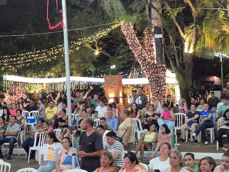 La feligresía participó de la serenata ofrecida en honor a la Inmaculada Concepción de María, santa patrona de la comunidad.