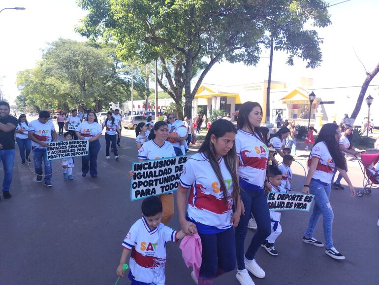 Mensajes sobre la inclusión también fueron expuestos durante el desfile del Nivel Inicial en Pedro Juan.