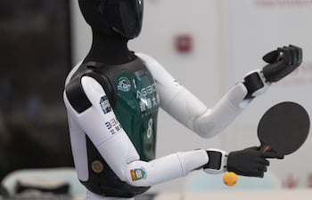 Un robot humanoide juega al tenis de mesa con una persona durante una presentación para medios de comunicación previa a los Juegos Mundiales de Robótica Humanoide 2026, en Pekín, China, el 14 de agosto de 2026.