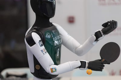 Un robot humanoide juega al tenis de mesa con una persona durante una presentación para medios de comunicación previa a los Juegos Mundiales de Robótica Humanoide 2026, en Pekín, China, el 14 de agosto de 2026.