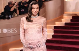 La actriz estadounidense Hailee Steinfeld mostró orgullosa su pancita en los Premios Globo de Oro en el hotel Beverly Hilton. (Michael Tran / AFP)