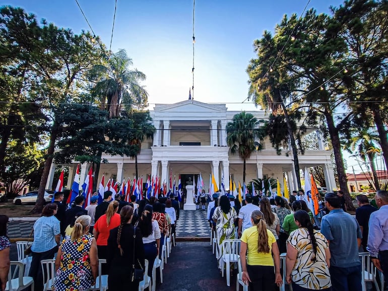 Gran cantidad de personas asistió al acto por el Día de los Héroes en Villarrica. 
