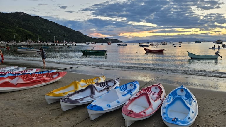 Kayaks al atardecer en la playa de mar de dentro de Canto Grande, en la bahía de Zimbros.