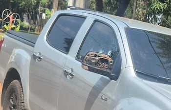 La camioneta recibió varios impactos de bala durante el ataque.