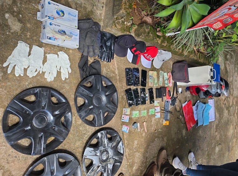 Los investigadores incautaron varias evidencias que estarían vinculadas a los hechos investigados.