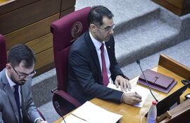 El procurador general de la República, este jueves, dando explicaciones a la Comisión Bicameral de Investigación, más conocida como "comisión garrote.