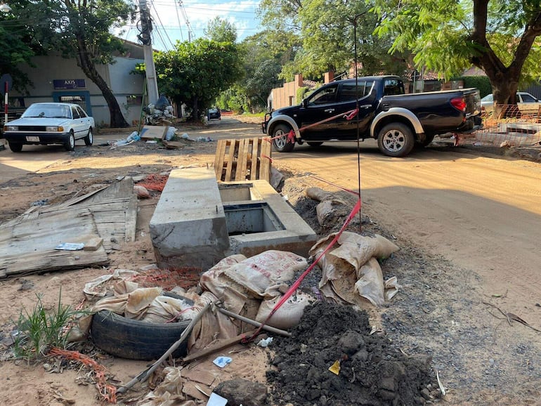 Estucturas abiertas y precariamente señalizadas, sobre Epifanio Méndez Fleitas y Von Sastrow, San Pablo, Asunción.