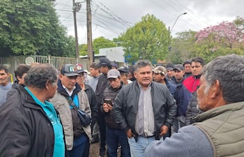Pescadores de Ayolas dejan en cuarto intermedio movilización frente a la Entidad Binacional Yacyretá.