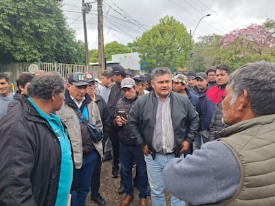 Pescadores de Ayolas dejan en cuarto intermedio movilización frente a la Entidad Binacional Yacyretá.