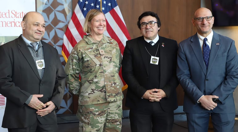 Dr. Jose Ortellado, Tara Nolan, general de brigada de las Fuerzas Aereas del Sur, Dr. Gustavo Ortiz y Robert Alter