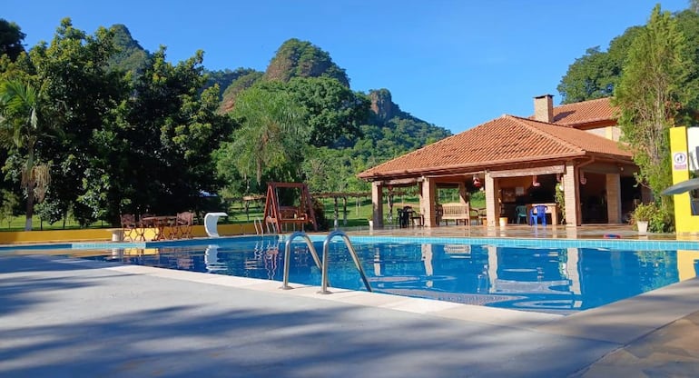 Área de esparcimiento de la Quinta Gasory, ubicada cerca del Río Aquidabán y el Cerro Sarambi.
