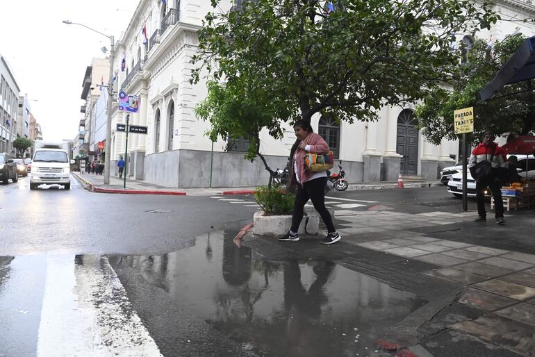 Agua con fétido olor frente al edificio de la Cancillería Nacional. 