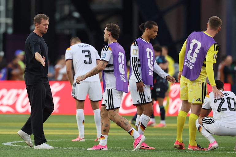 El director técnico de Alemania, Julian Nagelsmann, y el defensor de Alemania David Raum se dan la mano tras perder en la tanda de penaltis del partido de fútbol de los dieciseisavos de final de la Copa Mundial 2026 entre Alemania y Paraguay en el Estadio de Boston en Foxborough.
