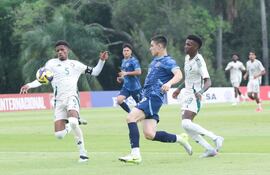 El paraguayo Óscar Acuña intenta dominar el balón ante la marca de Mohammed Barnawi (5).