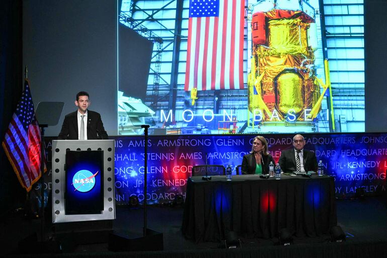 El administrador de la NASA, Jared Isaacman, habla durante una conferencia de prensa en la sede de la NASA en Washington, DC, el 26 de mayo de 2026, para detallar los planes de la base lunar “Moon Base” de la NASA y los avances hacia una presencia humana sostenida en la Luna. También aparecen en la imagen, de izq. a der., Lori Glaze, administradora asociada interina de la Dirección de Desarrollo de Sistemas de Exploración, y Carlos García-Galán, director ejecutivo del programa Moon Base.