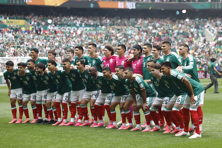 Jugadores de México forman este jueves, durante un partido del grupo A del Mundial de la FIFA 2026 entre México y Sudáfrica en el estadio Azteca de Ciudad de México (México).