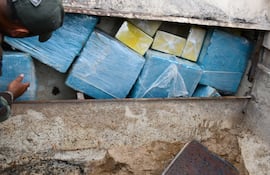 Los paquetes de cocaína iban ocultos en la estructura del volcador del camión. Ahora, tres personas afrontarán juicio por supuesto narcotráfico.