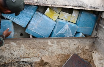Los paquetes de cocaína iban ocultos en la estructura del volcador del camión. Ahora, tres personas afrontarán juicio por supuesto narcotráfico.