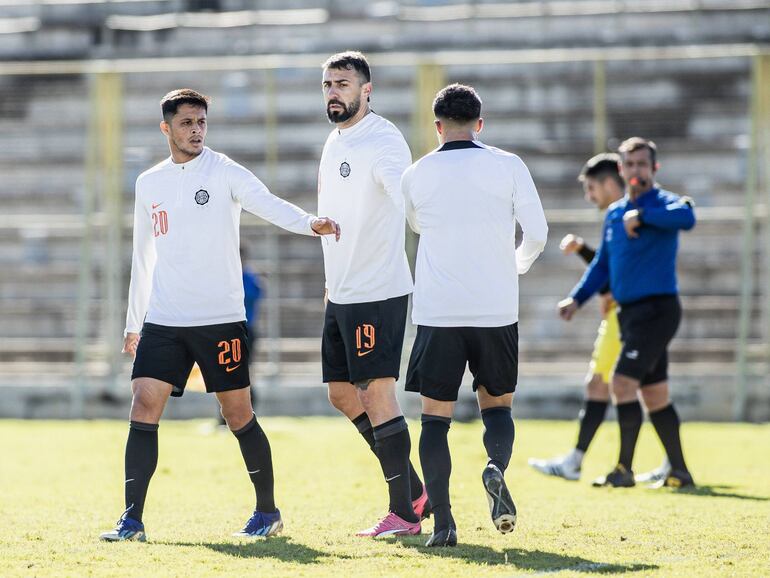 Los jugadores de Olimpia celebran un gol en el amistoso frente a Guaraní de Fram en el estadio Villa Alegre, en Encarnación.