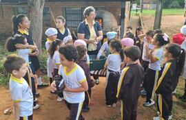 Niños realizan el tradicional “chipa apo” en la Escuela Diocesana Misionera de San Juan Bautista, Misiones.