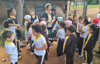 Niños realizan el tradicional “chipa apo” en la Escuela Diocesana Misionera de San Juan Bautista, Misiones.