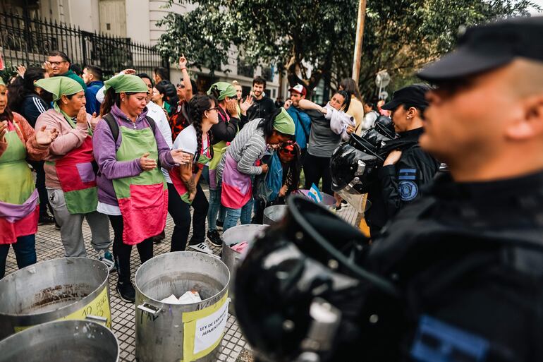 Manifestación de Integrantes de organizaciones sociales frente al Ministerio de Capital Humano en Buenos Aires (Argentina).