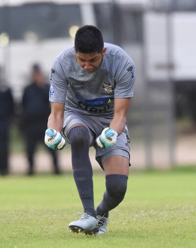 Miguel Martínez festeja el penal desviado a Óscar Cardozo, durante el juego del domingo en el kilómetro 12 de Luque.