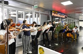 Alumnos y docentes del Núcleo de Enseñanza Sinfónica de Don Bosco Róga ofrecieron una serenata en nuestra redacción.