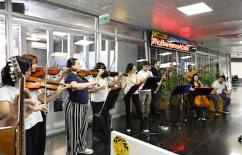 Alumnos y docentes del Núcleo de Enseñanza Sinfónica de Don Bosco Róga ofrecieron una serenata en nuestra redacción.