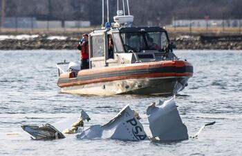 Una fotografía proporcionada por la Guardia Costera de los Estados Unidos muestra un buque de la Guardia Costera de los Estados Unidos con los restos de un avión comercial que chocó con un helicóptero Black Hawk del Ejército de los Estados Unidos el miércoles por la noche en El río Potomac en Washington, DC, EE.UU.