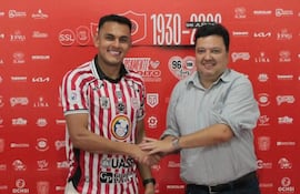 Cristian Colmán, nueva incorporación del Sportivo San Lorenzo, en compañía del presidente del club, Óscar Simeón Said.