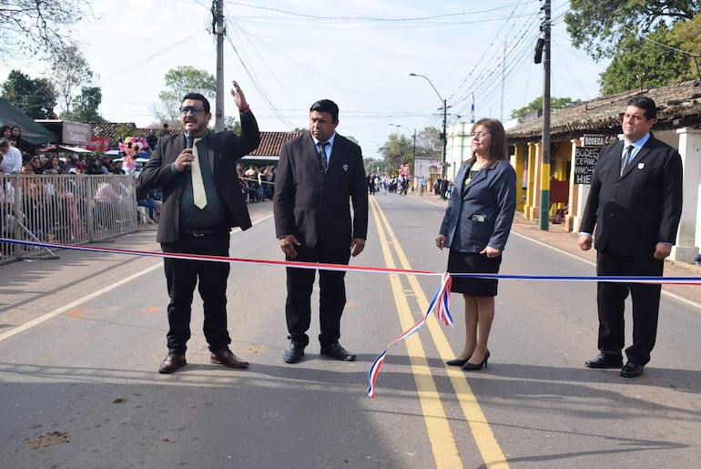 En la apertura del desfile estudiantil, el intendente Gustavo Penayo Arce (ANR-HC), pidió oración por Caapucú para que siga progresando.