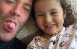 Magnolia, de dos años, junto a su padre posan sonrientes en una foto. La madre denuncia que este la secuestró.