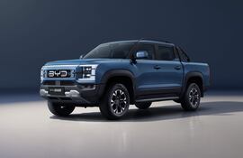 Desarrollada sobre la plataforma DMO, la BYD Shark combina tecnología híbrida enchufable con doble fuente de energía, alcanzando hasta 840 km de autonomía y cerca de 100 km en modo 100% eléctrico.