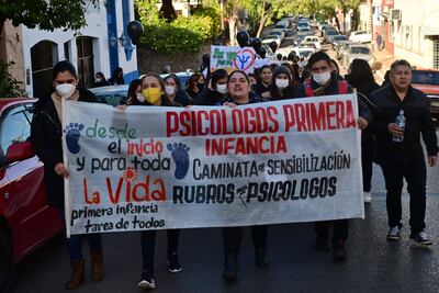 Psicólogos marcharon por arterias capitalinas solicitando recontratación en 2023.