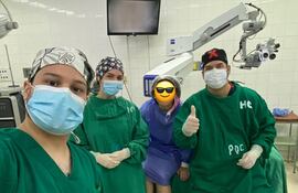 Especialistas del Hospital de Clínicas realizaron hoy un trasplante de córnea de manera urgente debido a una infección generalizada provocada por el uso inadecuado de lentes de contacto