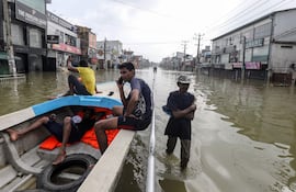 Rescatistas en una zona inundada de un suburbio de Colombo, Sri Lanka.