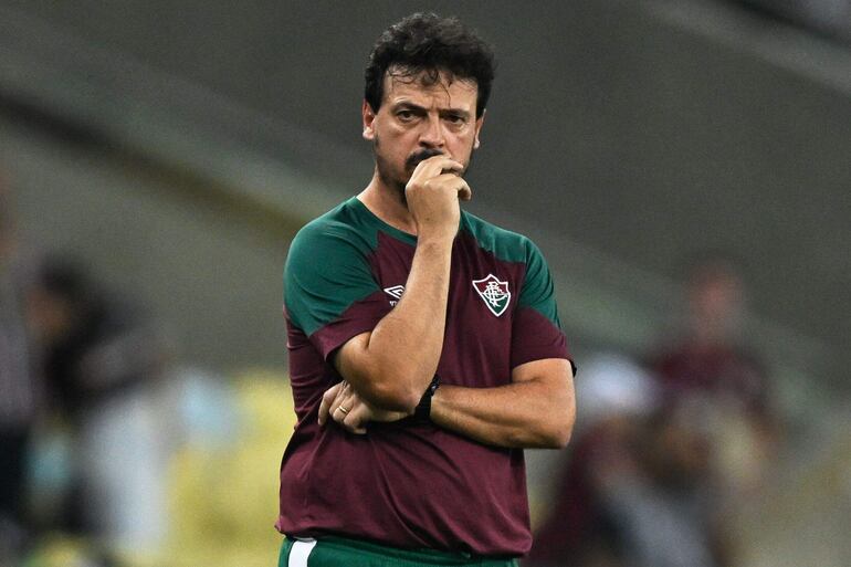 El brasileño Fernando Diniz, entrenador de Fluminense, celebra la victoria sobre Olimpia por los cuartos de final de la Copa Libertadores 2023 en el estadio Maracaná, en Río de Janeiro, Brasil.