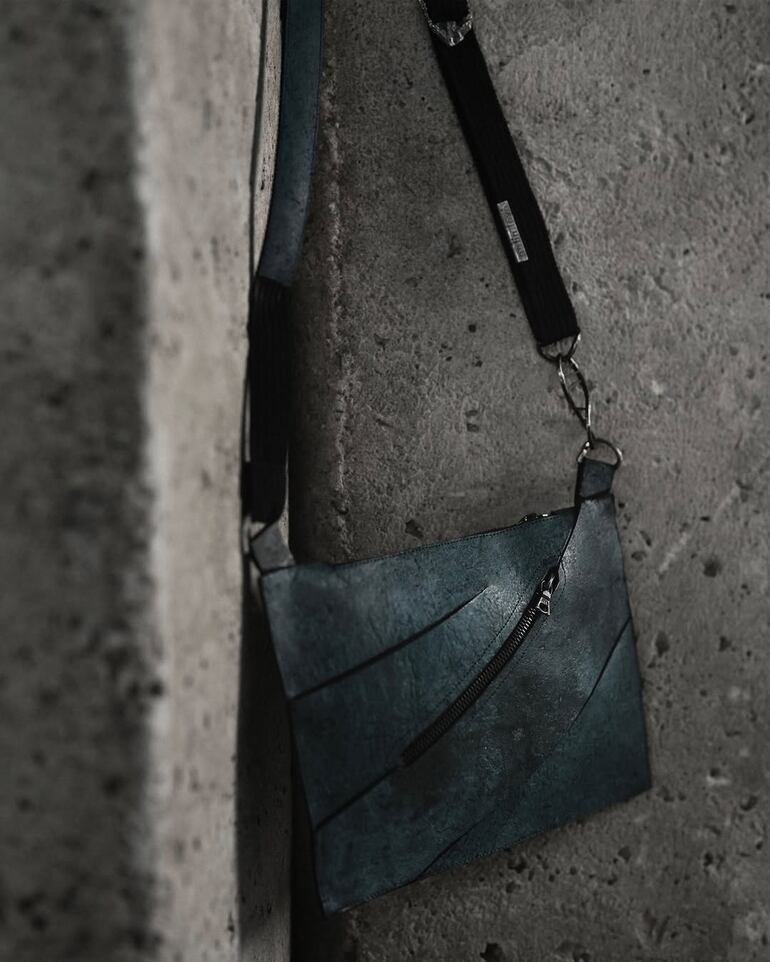 Bolso de la marca Enfin Levé, hecho con "cuero de T-Rex".