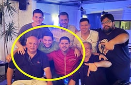 Apoderado de Arnaldo Samaniego, Juan Villalba y su jefe de campaña Iván Arévalo junto a Óscar Nenecho Rodriguez.