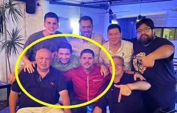 Apoderado de Arnaldo Samaniego, Juan Villalba y su jefe de campaña Iván Arévalo junto a Óscar Nenecho Rodriguez.