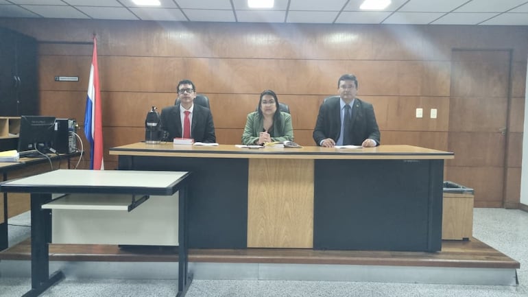 El Tribunal de Sentencia de Feria, presidido por la jueza Rossana Maldonado (c), quien votó en disidencia, e integrado por Juan Pablo Mendoza (i) y Darío Báez (d), que fueron mayoría.