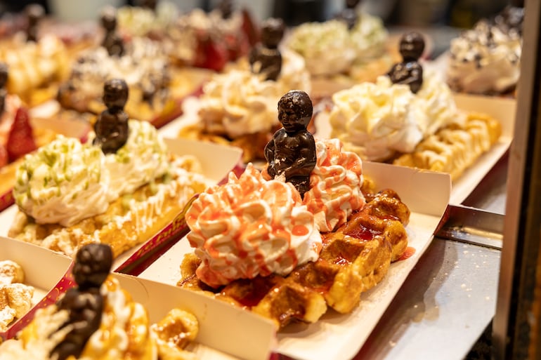 Waffles con topping del icónico Manneken Pis (el «niño que orina»), Bruselas, Bélgica.