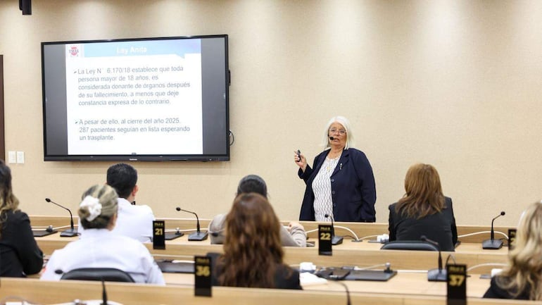 La Prof. Dra. María Magdalena Mayor de Sanabria, coordinadora de Posgrado de la UMAX, durante su disertación en UMAX.