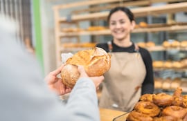 En Paraguay, el pan es acompañado de una empanada antes del tereré mañanero.
