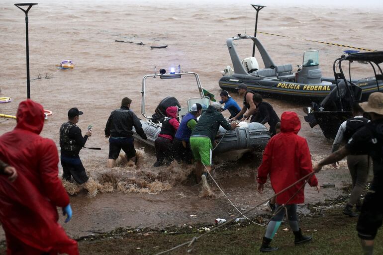 Voluntarios y rescatistas oficiales trabajan en el lago Guaiba, en Porto Alegre.